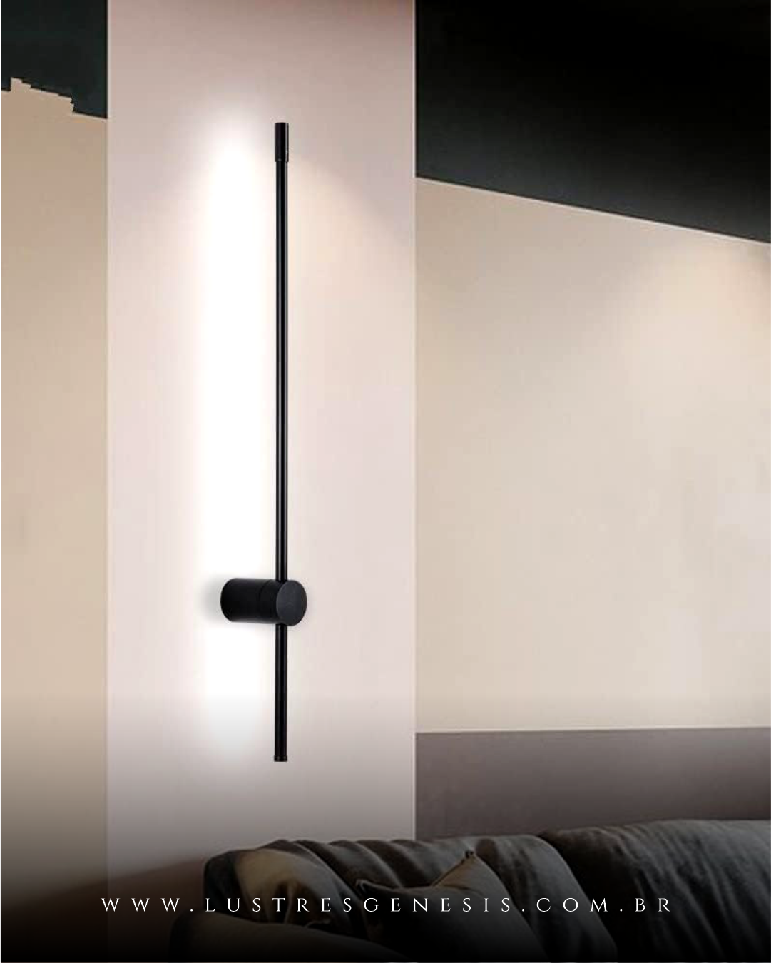 Arandela Moderna Fit Linear Slim na cor preta, com design vertical e luz indireta de LED, ideal para quartos, cabeceiras de cama, lavabos, corredores e escritórios. Lustres Gênesis loja online de Lustres e Iluminação Decorativa